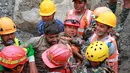 Para prajurit menyelamatkan seorang pekerja dalam keadaan hidup dari sebuah terowongan saat operasi yang sedang berlangsung di proyek pembangkit listrik tenaga air Trishuli-3A di distrik Rasuwa, Nepal, Jumat, 4 September 2026. (Angkatan Darat Nepal via AP)