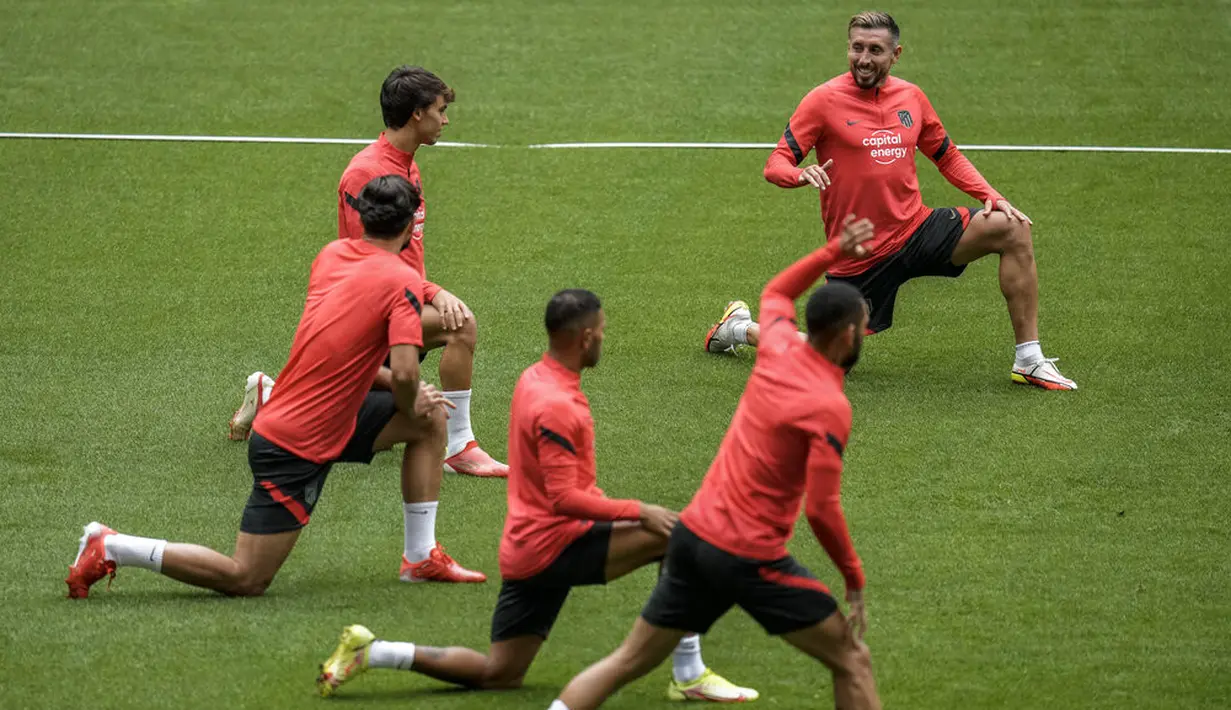Gelandang Atletico Madrid, Hector Herrera menghadiri sesi latihan di stadion Wanda Metropolitano di Madrid, Selasa (14/9/2021). Atletico Madrid akan menjamu FC Porto di laga pembuka fase Grup B Liga Champions 2021-2022 pada Kamis dini hari, 16 September. (AP Photo/Manu Fernandez)