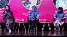 Kepala Divisi Jasa Manajemen dan TJSL PT Permodalan Nasional Madani (PNM) Cut Ria Dewanti bersama Founder dan pengurus kreasi Tuli Indonesia serta Young Fashion designer dan founder kreasi tuli Indonesia Akeyla Naraya saat diskusi dalam acara Cita dan Cipta Liputan6.com x Fimela di Shangri-La Hotel, Jakarta,  Rabu (31/7/2024). (Liputan6.com/Herman Zakharia)