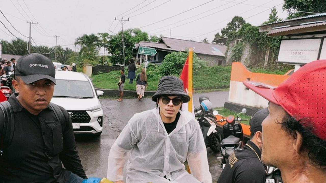 Potret Atta Datang ke Ternate untuk Serahkan Bantuan