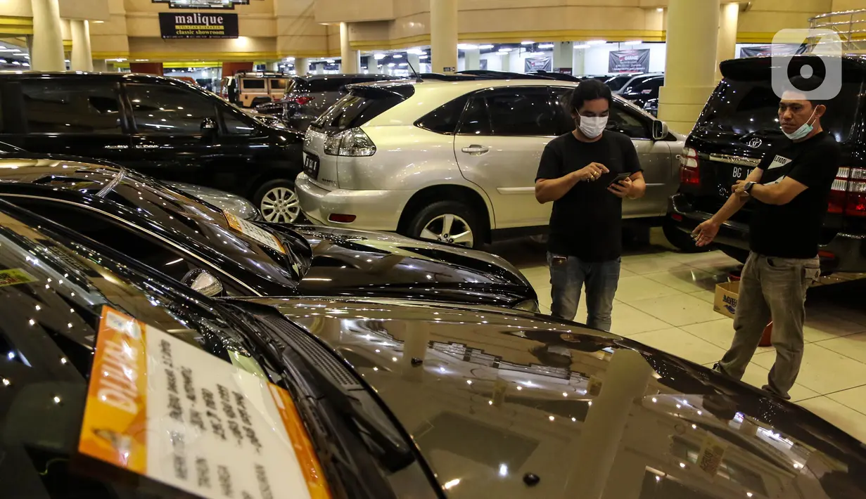 Suasana Bursa Mobil Bekas Blok M. Jakarta, Jumat (2/10/2020). Selain itu Mobil baru diwacanakan mendapat insentif pembebasan pajak hingga 0 persen, kebijakan tersebut dikhawatirkan mengganggu kelangsungan bisnis pedagang mobil bekas. (Liputan6.com/Johan Tallo)