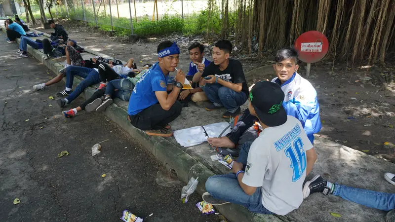 Pendukung Persib Bandung mulai memadati kawasan Stadion Manahan, Solo, untuk laga 8 besar Piala Presiden 2017 melawan Mitra Kukar, Sabtu (25/2/2017). 