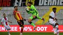 Penjaga gawang Lens Jean-Louis Leca (tengah) menangkap bola saat menghadapi Paris-Saint-Germain (PSG) pada pertandingan Ligue 1 di Stadion Felix Bollaert-Delelis, Lens, Prancis, Kamis (10/9/2020). PSG kalah 0-1. (Denis Charlet/AFP)