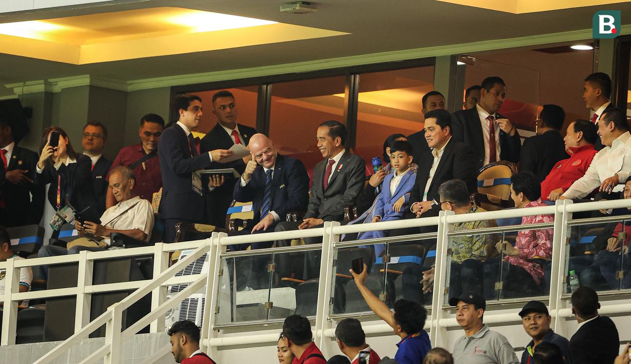 Presiden RI, Joko Widodo (tengah) didampingi Presiden FIFA, Gianni Infantino serta Ketua Umum PSSI, Erick Thohir menghadiri acara pembukaan Piala Dunia U-17 2023 di Stadion Gelora Bung Tomo, Surabaya, Jumat (10/11/2023) malam WIB. (Bola.com/Bagaskara Lazuardi)