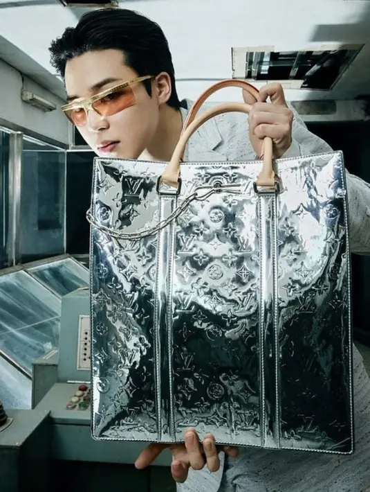 Video berdurasi 8 menit tersebut diselenggarakan di area kesenian Art Bunker B39, Seoul, Korea Selatan. Video diawali oleh Jimin mengenakan suit warna beige dengan kacamata ikonik. (Louis Vuitton)