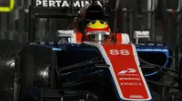 Pebalap Manor Racing, Rio Haryanto, bersiap meninggalkan pits saat latihan bebas kedua di Sirkuit Albert Park, Australia, Jumat (18/3/2016). Meski peringkat meningkat namun catatan waktu Rio menurun dibanding sesi pertama. (Reuters/Brandon Malone)