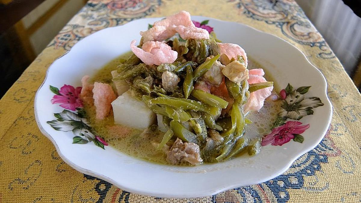 042711400_1725421019-Sepiring_lontong_sayur_dengan_tauco.__Liputan6.comWikimedia_CommonsHarditaher_.jpg