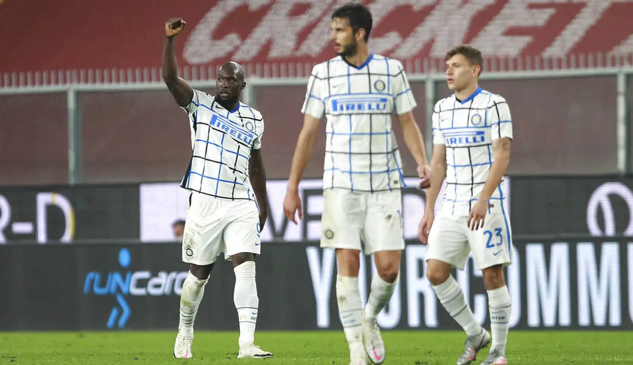 Striker Inter Milan, Romelo Lukaku, melakukan selebrasi usai mencetak gol ke gawang Genoa pada laga Liga Italia di Stadion Luigi Ferraris, Minggu (25/10/2020). Inter Milan menang dengan skor 2-0. (Tano Pecoraro/LaPresse via AP)