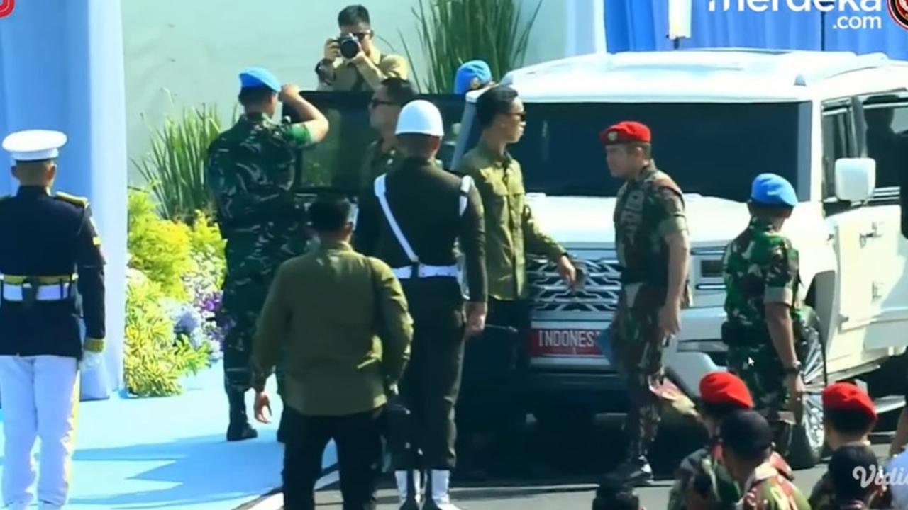 VIDEO: Gaya Letkol Teddy Tampil Gagah Kembali Berseragam & Baret Kopassus Kawal Prabowo di Batujajar