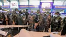 Kepala Staf Umum Angkatan Bersenjata Jenderal Mohammad Hossein Bagheri (tengah) mendengarkan penjelasan saat mengunjungi tampilan drone sebelum latihan di Iran (5/1/2021). (Iranian Army via AP)