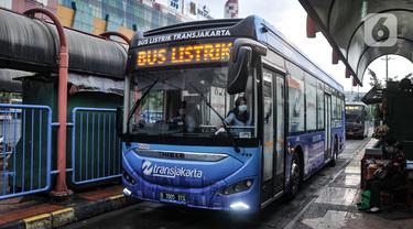 FOTO: Menjajal Bus Listrik Transjakarta saat PPKM Level 1