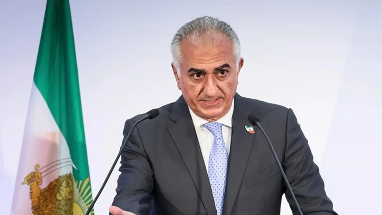 Reza Pahlavi, putra mendiang Shah Iran Mohammad Reza Pahlavi yang digulingkan, berbicara dalam sebuah konferensi pers di Paris, Prancis, pada 23 Juni 2025.