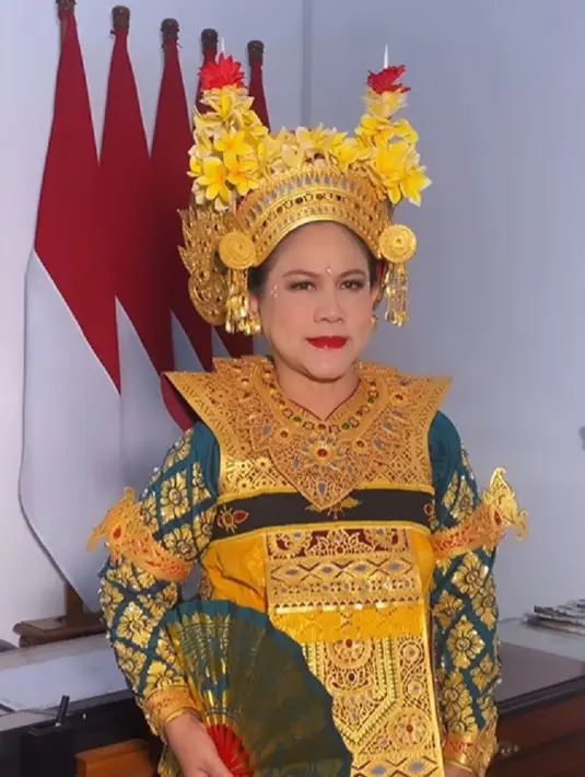 Sedangkan Ibu Iriana memesona dengan baju adat Tari Legong Bali. Detailnya, Iriana tampil mengenakan atasan berwarna hijau toska dengan motif bunga khas Bali, serasi dengan kain yang dijadikan sebagai rok.  [Foto: Instagram/bennusorumba]