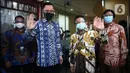 Ketua Umum Partai Demokrat, Agus Harimurti Yudhoyono (AHY) disambut langsung oleh Presiden PKS Sohibul Iman saat mengunjungi kantor DPP PKS di Jakarta Selatan, Jumat (24/7/2020). Kedatangan AHY untuk bersilaturahmi dengan para pengurus partai tersebut. (Liputan6.com/Johan Tallo)