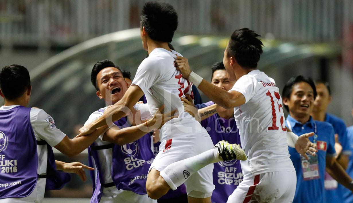 Pemain Vietnam menyambut gol yang dicetak Nguyen Van Quyet ke gawang Indonesia melalui penalti dalam laga leg pertama semifinal Piala AFF 2016 di Stadion Pakansari, Bogor, Sabtu (3/12/2016). (Bola.com/Peksi Cahyo)