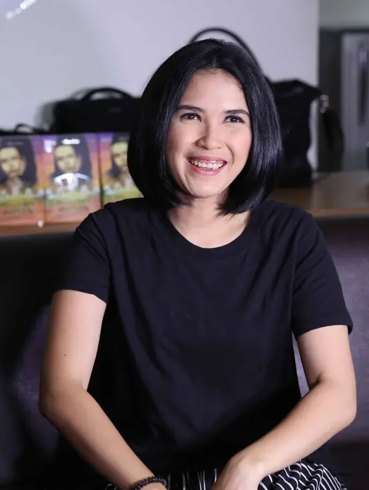 "Sebenernya kesulitannya ada scene aku baca Alquran. Bisa tapi enggak terlalu lancar. Untungnya ini peran Inong yang masih belajar membaca juga. Jadi ada kepleset sedikit engga masalah," tutur Dinda. (Nurwahyunan/Bintang.com)