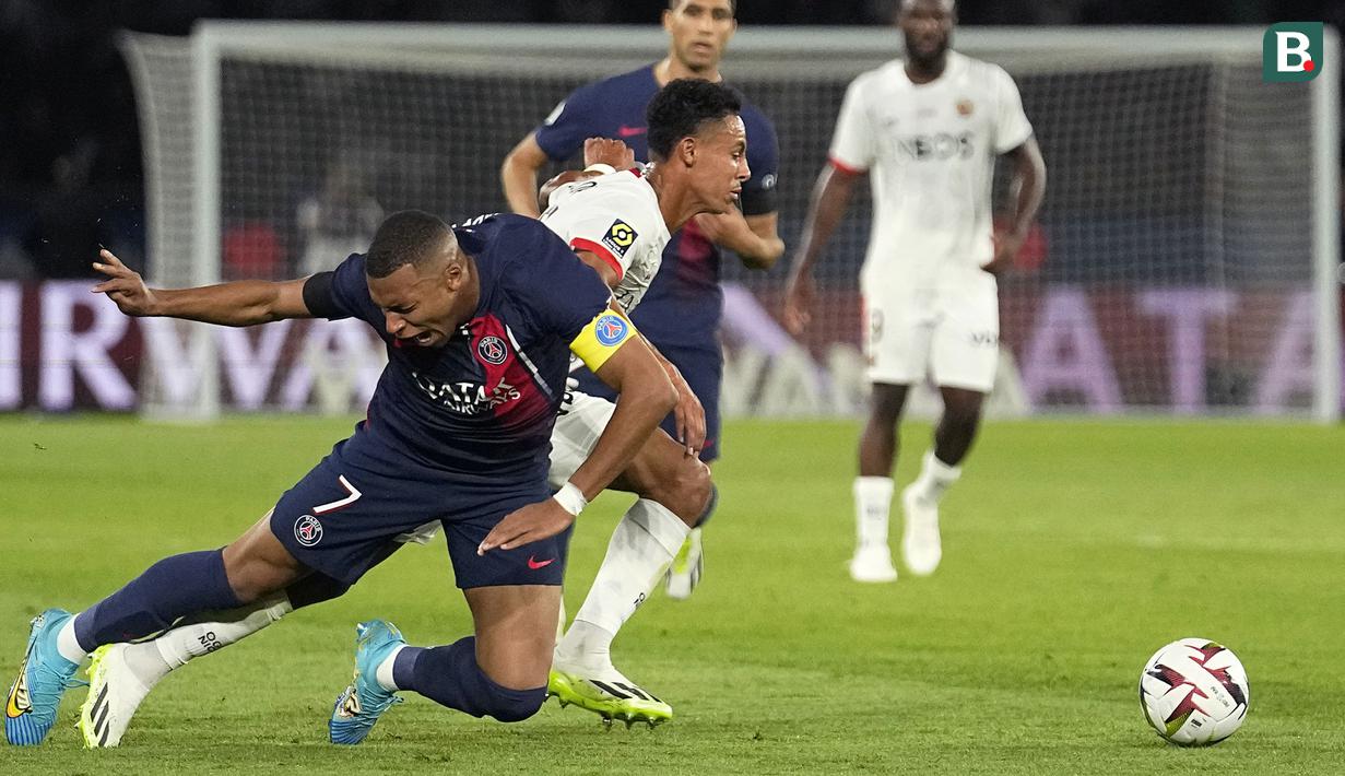 Pemain Paris Saint-Germain, Kylian Mbappe (kiri) mengeram kesakitan saat berebut bola dengan pemain Nice, Sofiane Diop pada laga lanjutan Ligue 1 2023/2024 di Parc des Princes, Paris, Prancis, Sabtu (16/09/2023). (AP Photo/Michel Euler)