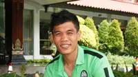 Nico Malau, eks pilar Timnas Indonesia U-23 kini menjalani hari-hari dengan mengajar siswa panti asuhan di kawasan Lenteng Agung, Jakarta Selatan. (Bola.com/Permana Kusumadijaya)