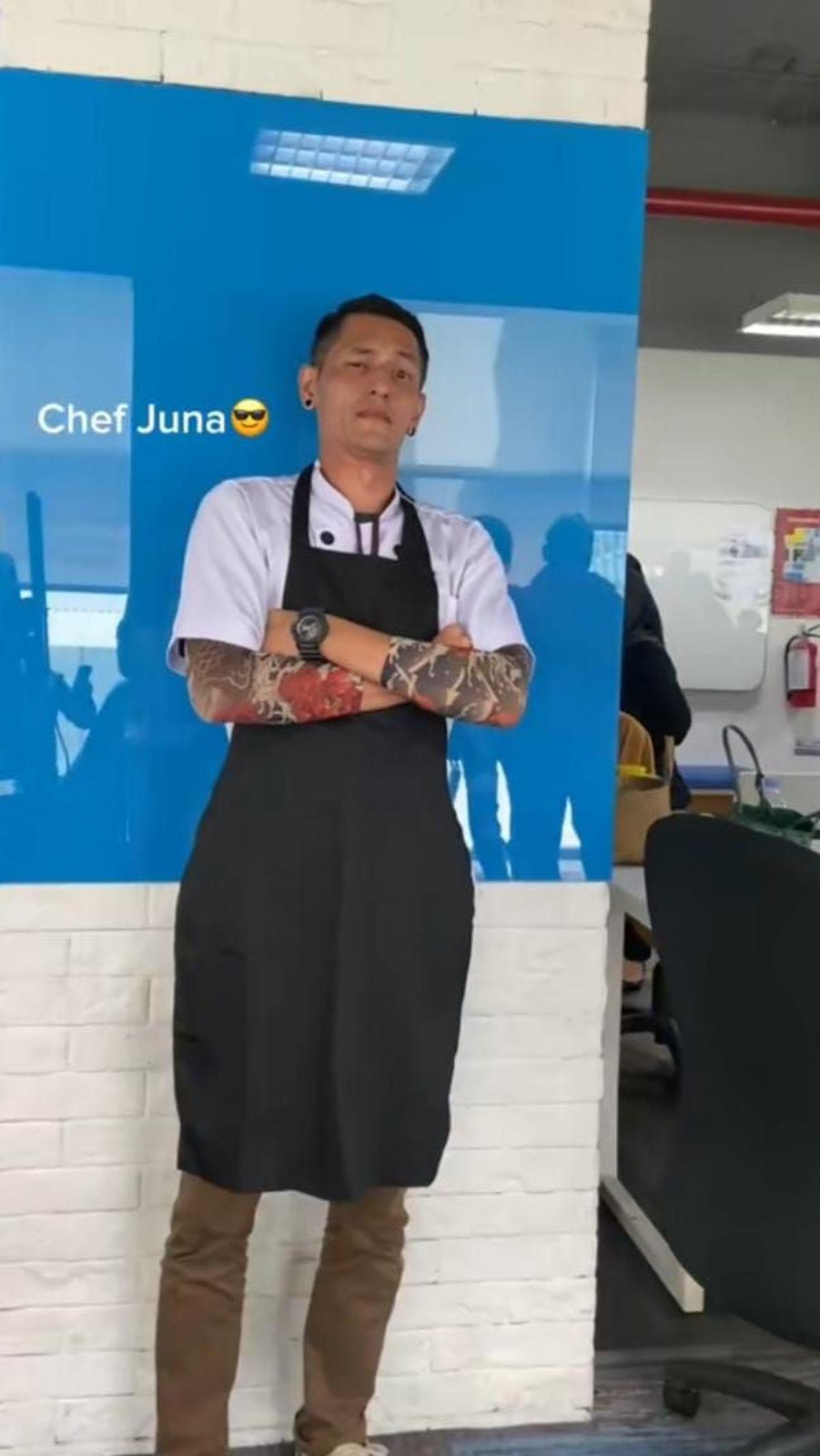 Video tersebut sukses membuat warganet terhibur berkat aksi cosplay yang dilakukan para pegawai.