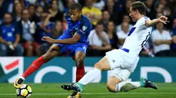 Penyerang Prancis, Kylian Mbappe, berusaha mengirim umpan saat melawan Luksemburg pada laga Kualifikasi Piala Dunia 2018 di Stadion Municipal, Toulouse, Minggu (3/9/2017). Kedua negara bermain imbang 0-0. (AFP/Franck Fife)