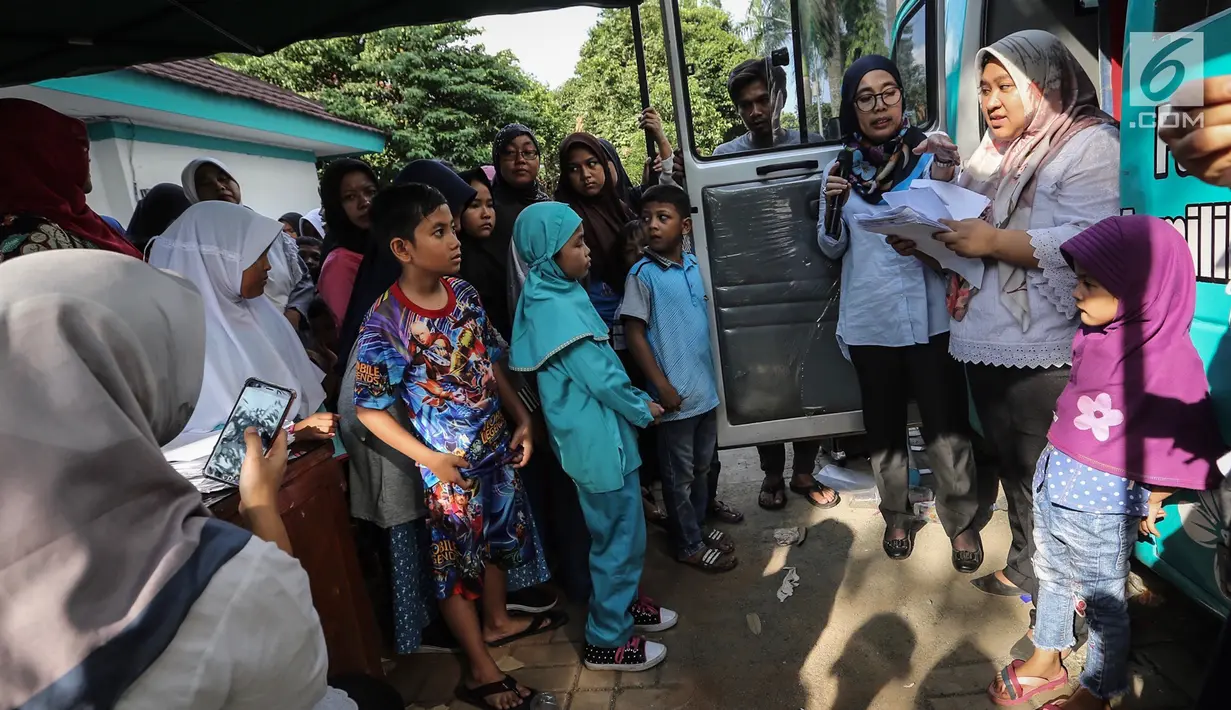 Petugas Disdukcapil mendata anak-anak untuk pembuatan Kartu Identitas Anak (KIA) di Pondok Aren, Tangerang Selatan, Jumat (16/11). Disdukcapil mencatat anak usia nol hingga 18 tahun ada sekitar 355.296 orang. (Liputan6.com/Fery Pradolo)