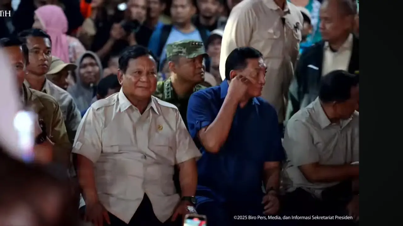 Prabowo Subianto merayakan tahun baru 2026 bersama masyarakat terdampak bencana banjir di posko pengungsian di Desa Batu Hela, Batang Toru, Kabupaten Tapanuli Selatan (Tapsel).
