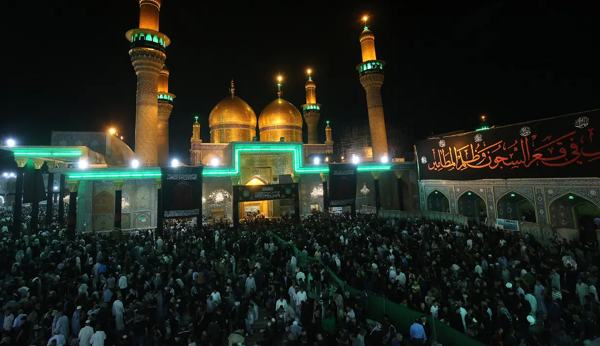 Ribuan umat Syiah Irak berkumpul memadati masjid Imam Musa al-Kadzim di distrik utara ibukota Irak, Kadhimiya (11/4). Musa al-Kazhim merupakan Imam ke-7 dalam tradisi Islam Syiah Dua Belas Imam. (AFP Photo/Ahmad al-Rubaye)