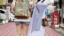 Tak hanya itu, Lebby juga bermain di beberapa FTV. Saat berlibur di Korea Selatan, penampilan Lebby terlihat fashionable. Ia memakai dress putih yang memiliki motif kotak-kotak dan dipadukan dengan sepatu warna merah. (Liputan6.com/IG/@lebbywilayati)
