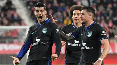 Penyerang Atletico Madrid Alvaro Morata (kiri) merayakan gol ke gawang Girona pada pertandingan sepak bola Liga Spanyol di Stadion Montilivi, Girona, Spanyol, 13 Maret 2023. Gol tunggal Alvaro Morata membawa Atletico Madrid mengalahkan Girona. (LLUIS GENE/AFP)