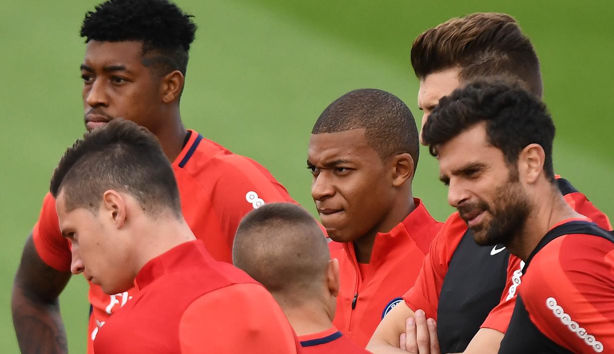 Pemain baru Paris Saint-Germain, Kylian Mbappe saat mengikuti sesi latihan di Paris, Rabu (6/9/2017). Striker 18 tahun tersebut menjalani latihan perdananya bersama armada Les Parisiens. (AFP/Franck Fife)