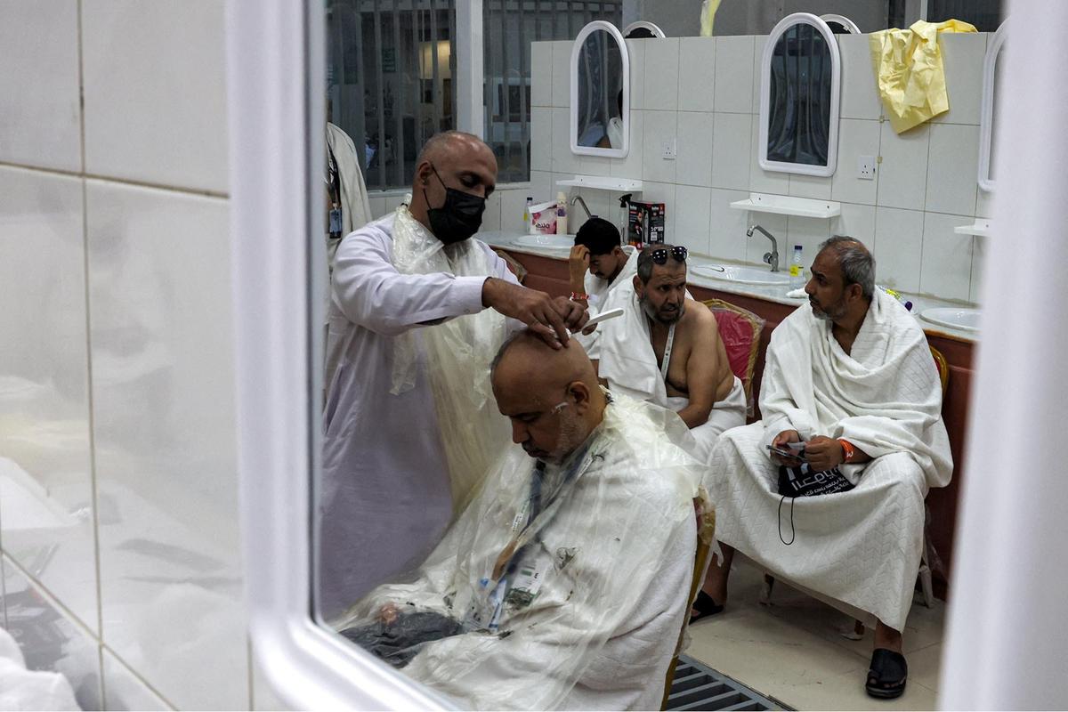 FOTO: Jemaah Haji Antri Potong Rambut di Barber Shop