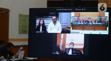 Hakim Pengadilan Negeri Jakarta Barat mengelar persidangan dengan terdakwa John Kei secara virtual di PN Jakarta Barat, Rabu (13/1/2021). Sidang perdana dengan agenda dakwaan kasus penganiayaan dan pembunuhan dengan terdakwa John Kei. (merdeka.com/Imam Buhori)