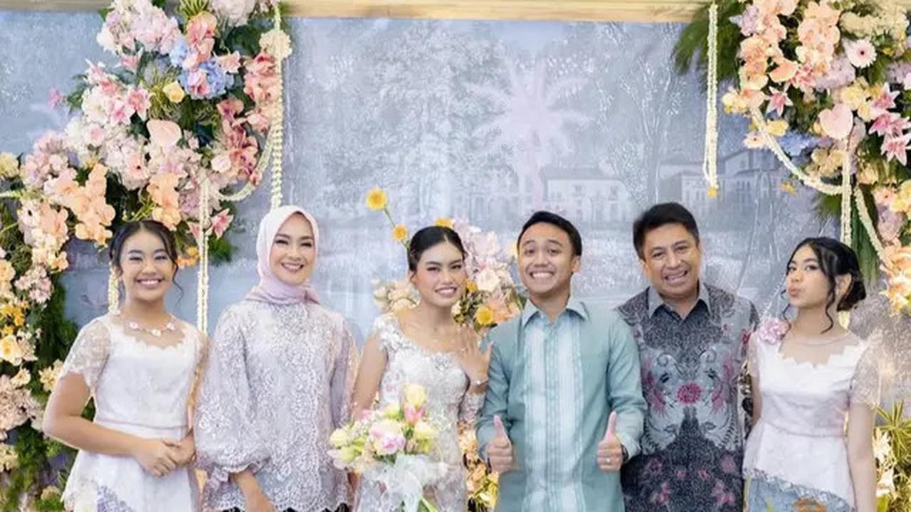 6 Potret Awet Muda Alya Rohali Kenakan Kebaya Ungu saat Acara Tunangan Putri Sulungnya
