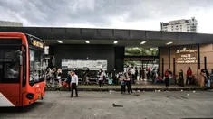 Warga menunggu transportasi umum di Halte JakLingko, Tanah Abang, Jakarta, Selasa (15/3/2022). Gubernur DKI Jakarta Anies Baswedan menargetkan jangkauan transportasi umum di 92 persen wilayah Ibu Kota pada akhir tahun 2022 dengan program JakLingko. (merdeka.com/Iqbal S. Nugroho)