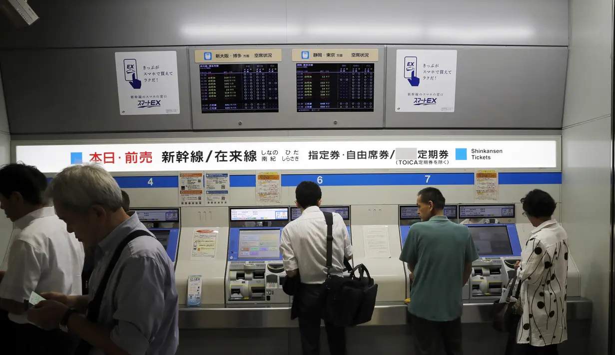 Para penumpang membeli tiket kereta di stasiun kereta Nagoya, Jepang tengah (25/9/2019). Nagoya juga memiliki jaringan angkutan cepat yaitu Nagoya Municipal Subway. (AP Photo/Christophe Ena)