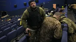 Anggota pertahanan teritorial mengatur perlengkapan mereka di bioskop di Kyiv, Ukraina, Senin (7/3/2022). Ukraina mengklaim lebih dari 11.000 tentara Rusia tewas dalam perang antara Rusia-Ukraina sejak 24 Februari 2022 lalu. (AP Photo/Vadim Ghirda)