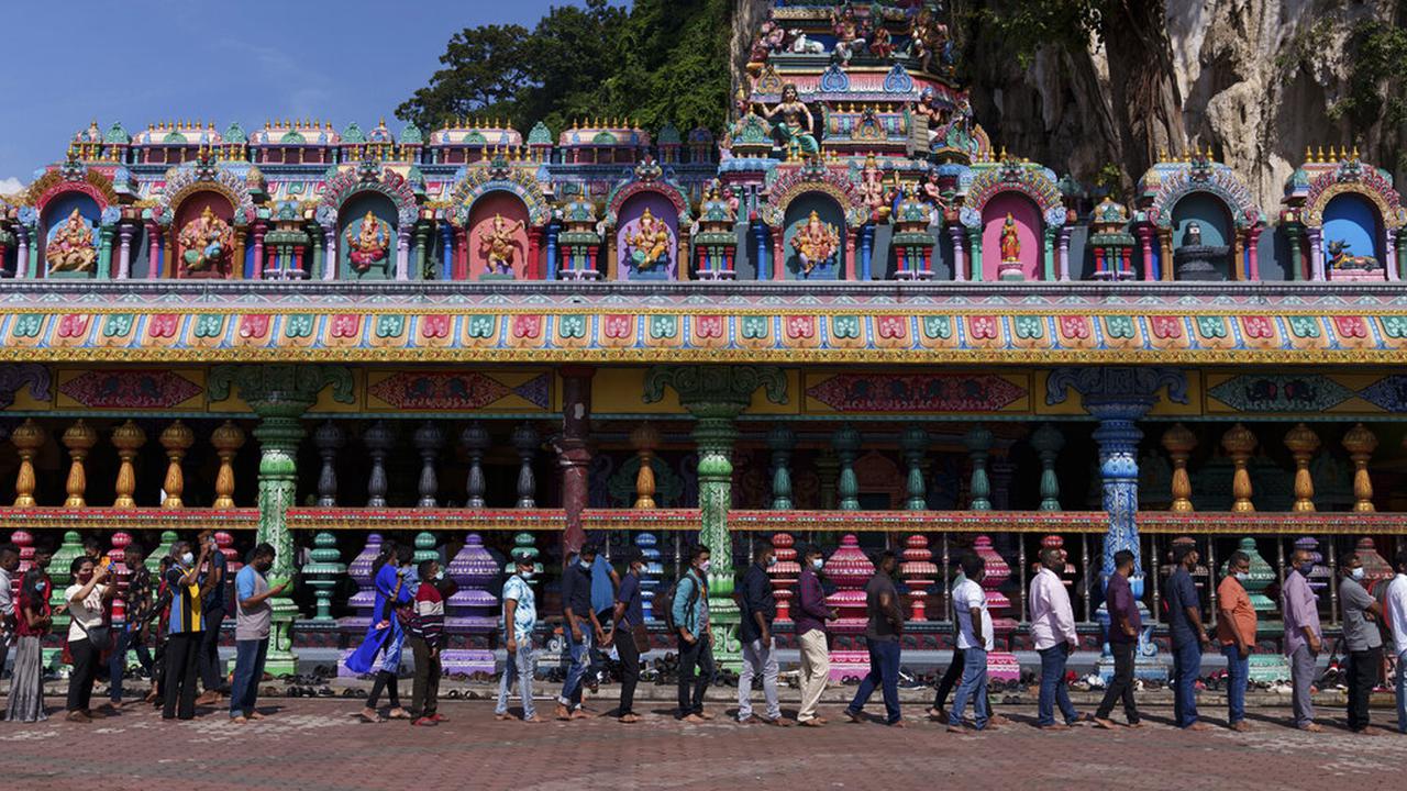 FOTO: Umat Hindu Malaysia Rayakan Festival Diwali di Kuil Batu Caves