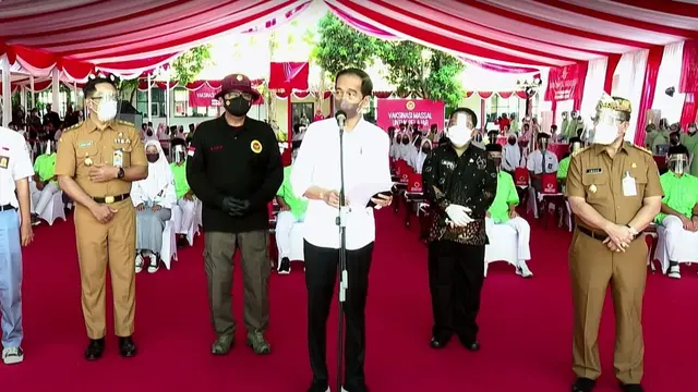 Presiden Joko Widodo (Jokowi) meninjau langsung vaksinasi Covid-19 massal bagi pelajar dan masyarakat  di Cirebon dan Kuningan, Jawa Barat.