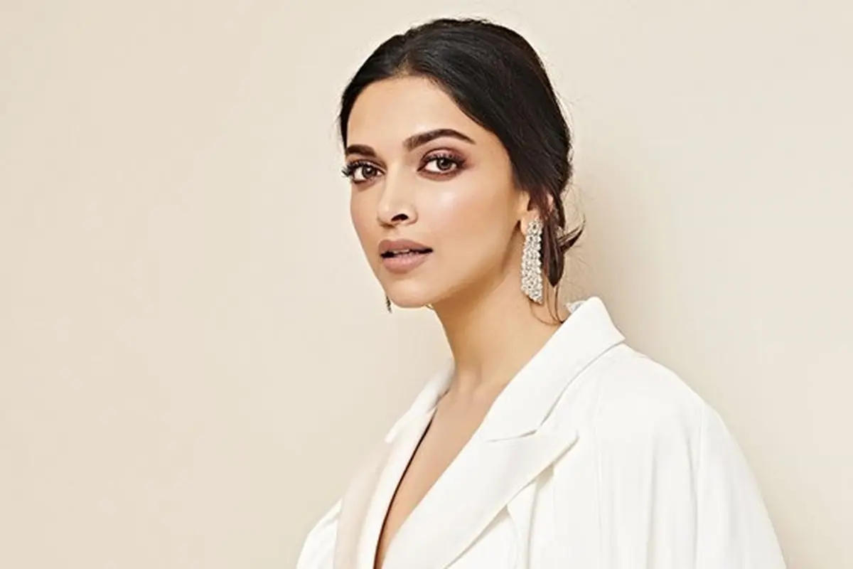 6 Pesona Deepika Padukone, Tampil Menawan Kenakan Batik di Paris Fashion Week