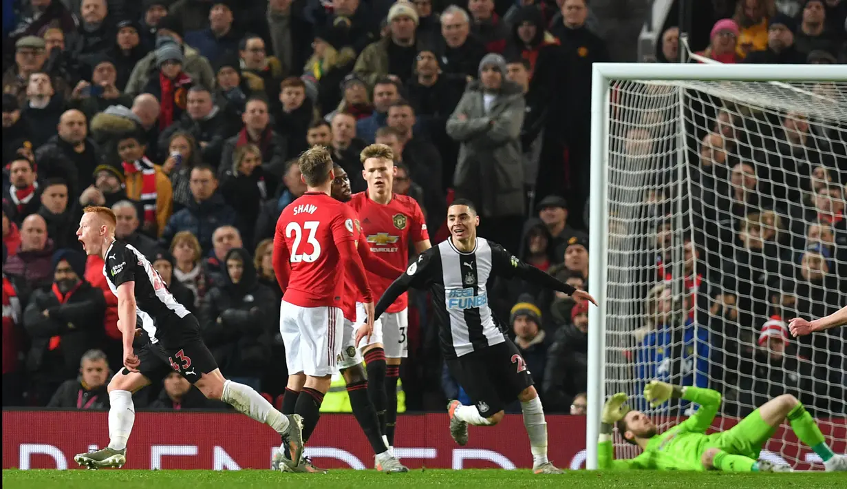Matty Longstaff yang merupakan jebolan Akademi Newcastle United dipromosikan ke tim utama pada 2019/2020. Pada pekan ke-8 (6/10/2019), ia mencetak gol tunggal kemenangan Newcastle 1-0 atas MU di St James' Park. Sementara saat bertandang ke markas MU pada pekan ke-19 (26/12/2019), Matty Longstaff kembali mencetak satu gol dalam kekalahan 1-4. (AFP/Paul Ellis)