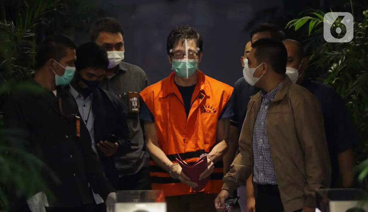 Tersangka dugaan suap, Samin Tan (tengah) usai rilis penahanan di Gedung KPK, Jakarta, Selasa (6/4/2021). Samin Tan ditahan KPK terkait dugaan suap kepada mantan anggota DPR Eni Maulani Saragih untuk pengurusan terminasi kontrak PKP2B PT AKT di Kalimantan Tengah. (Liputan6.com/Helmi Fithriansyah)
