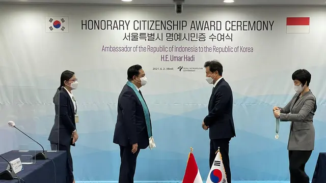 Dubes Umar Hadi dianugerahi Warga Kehormatan Kota Seoul. (Dokumentasi KBRI Seoul)