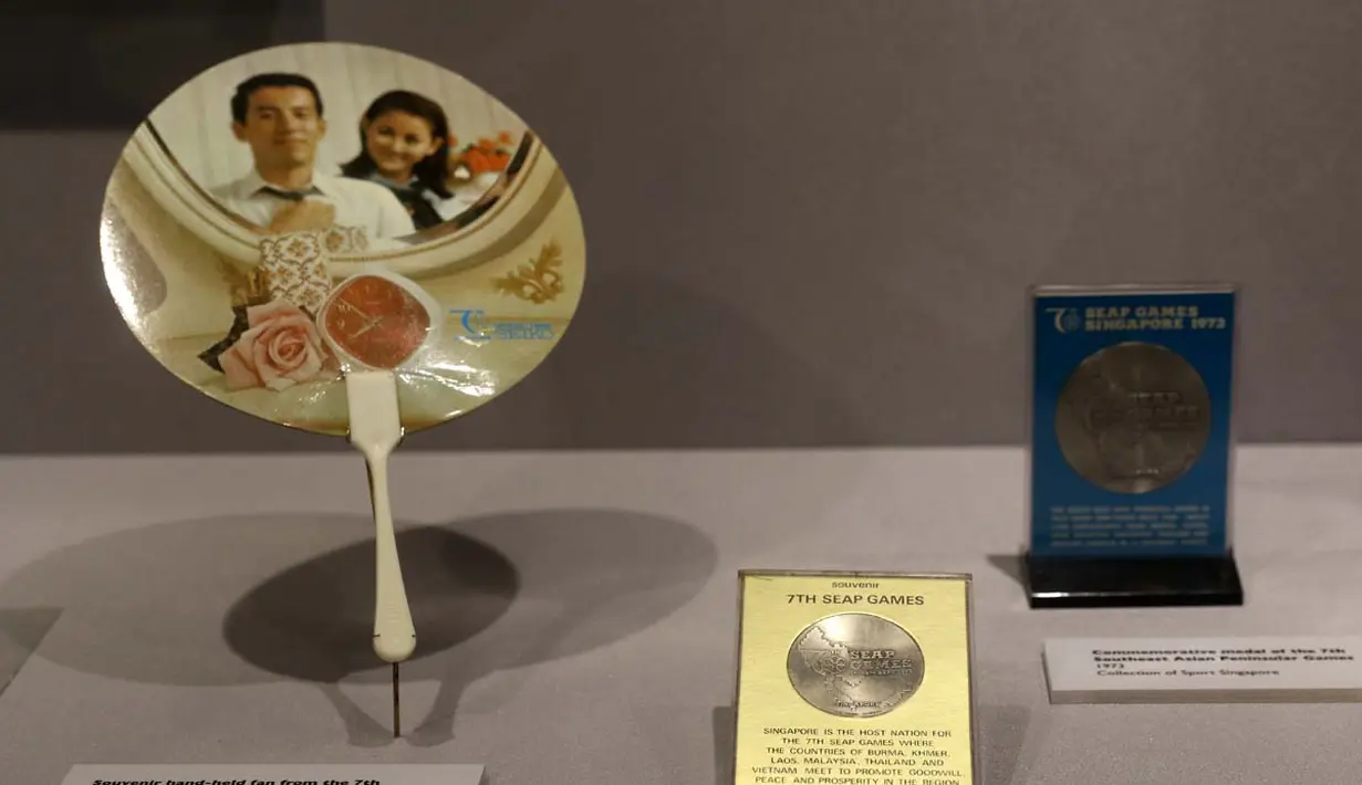 Souvenir saat Singapura menggelar SEAP Games 1973 yang merupakan cikal bakal SEA Games menjadi koleksi Museum Olah Raga Singapura. (Bola.com/Arief Bagus)