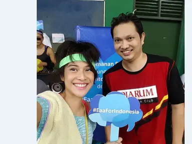 Dian Sastrowardoyo berfoto dengan Haryanto Arbi dalam acara Bashminton yang diselenggarakan oleh Pertemanan Sehat di GOR PB Djarum, Jakarta, (21/5/2016), untuk mendukung bulutangkis Indonesia. (Bola.com/Instagram/Therealdisastr)