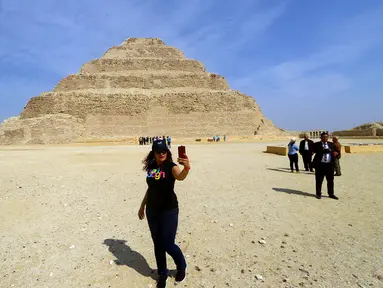 Seorang wanita berswafoto di depan Step Pyramid atau Piramida Bertingkat di nekropolis Saqqara, Provinsi Giza, Mesir, Kamis (5/3/2020). Perdana Menteri Mesir Mostafa Madbouly meresmikan Piramida Bertingkat setelah direstorasi selama 14 tahun. (Xinhua/Ahmed Gomaa)
