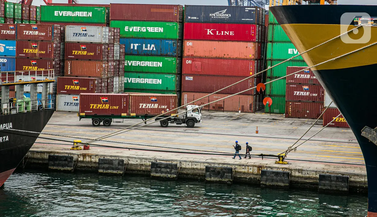 Suasana aktivitas bongkar muat peti kemas di Pelabuhan Tanjung Priok, Jakarta Utara, Kamis (21/1/2021). BI 7-day Reverse Repo Rate konsisten dengan perkiraan inflasi tetap rendah dan stabilitas eksternal terjaga sebagai upaya bersama mendukung pemulihan ekonomi nasional. (Liputan6.com/Faizal Fanani)