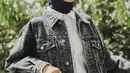 Sebagai selebriti yang tetap eksis dari remaja hingga sekarang ini, Poppy Bunga memiliki penggemar setia. Banyak dari gayanya ini pun jadi sebuah referensi. Tampil kekinian dengan jaket denim, Poppy Bunga padukan dengan kacamata hitamnya yang makin terlihat keren. (Liputan6.com/IG/poppybungariphat)