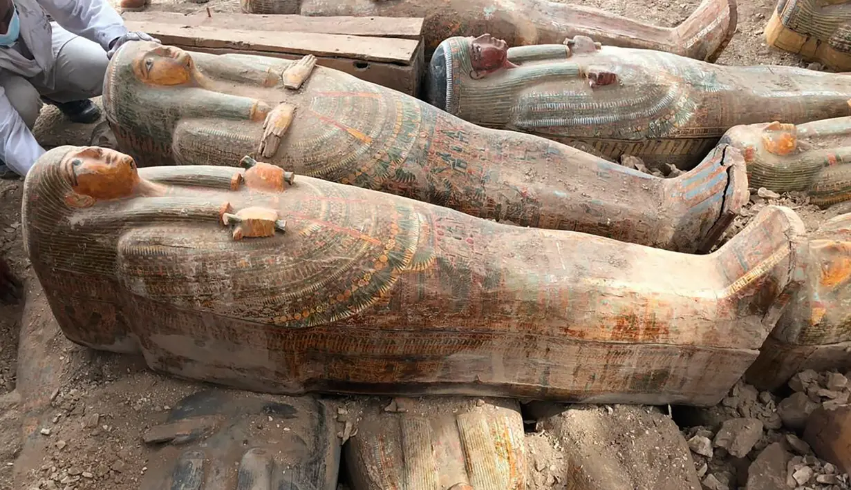 Penemuan peti mati kuno terbuat dari kayu di kota Luxor, Mesir, 15 Oktober 2019. Ahli arkeologi menemukan 20 peti mati kuno yang digali dari pekuburan Theban, di Asasif yang terletak di tepi barat Sungai Nil. (Egyptian Ministry of Antiquities via AP)