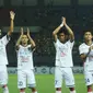 Pemain Bali United menyapa penonton jelang laga melawan Bhayangkara FC di Stadion Patriot Candrabhaga, Bekasi, Jumat (29/9). Lima pemain Bali United akan memperkuat Timnas Indonesia pada laga uji coba melawan Kamboja. (Liputan6.com/Helmi Fithriansyah)