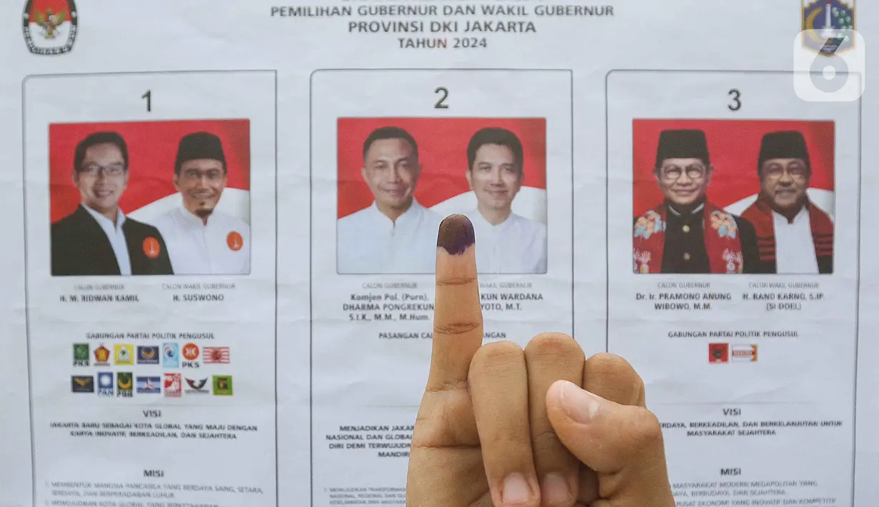 Warga menunjukkan jari yang sudah dioleskan tinta usai menggunakan hak pilihnya pada Pemilihan Kepala Daerah (Pilkada) di Tempat Pemungutan Suara (TPS) TPS 046, Cipete Selatan, Jakarta Selatan, Rabu (27/11/2024). (Liputan6.com/Herman Zakharia)